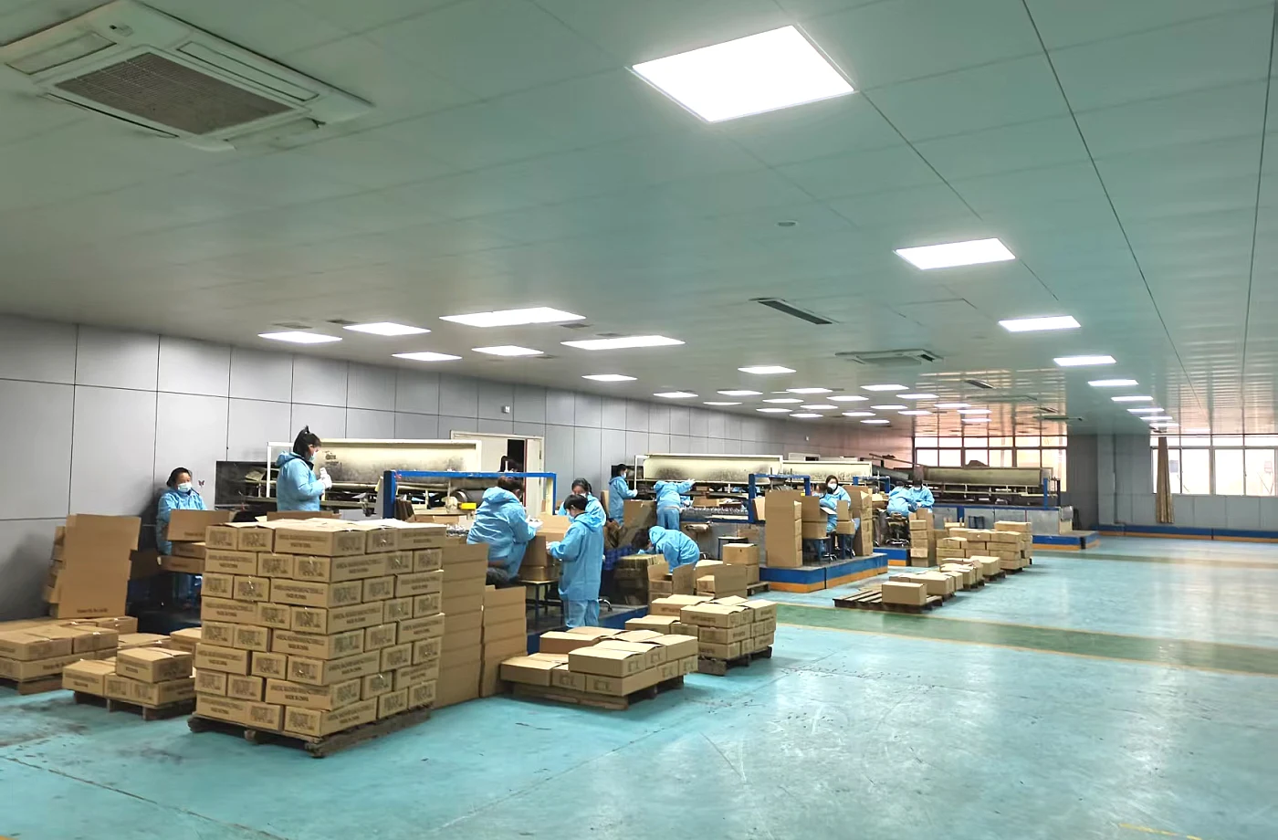 Clean packing floor with cartons and glass packaging materials