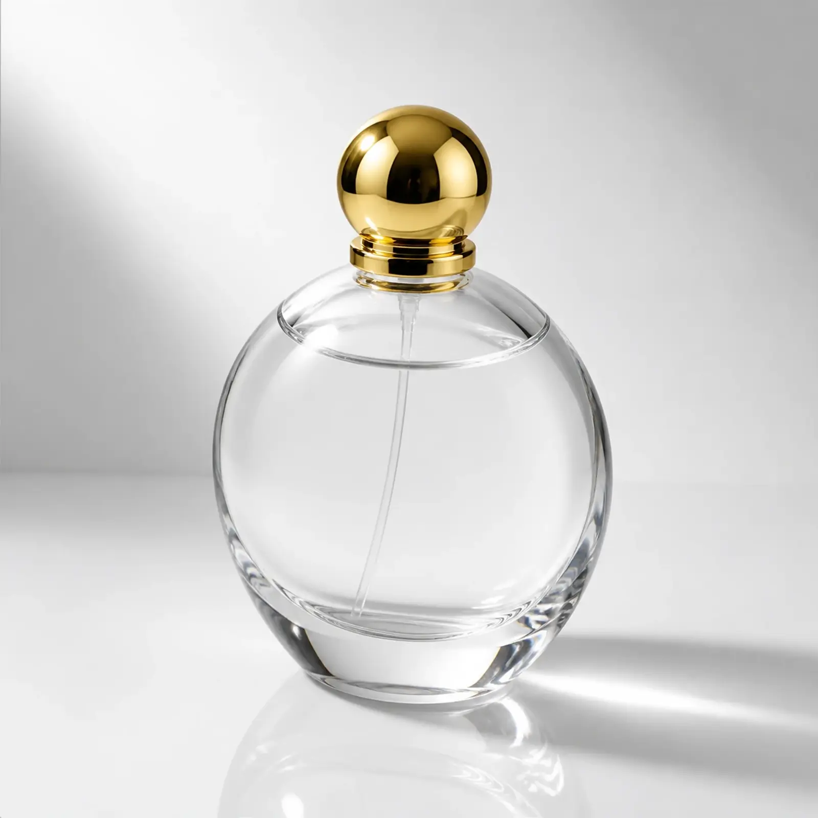 Round Heavy-Base Perfume glass perfume bottle with sprayer and cap - closure detail
