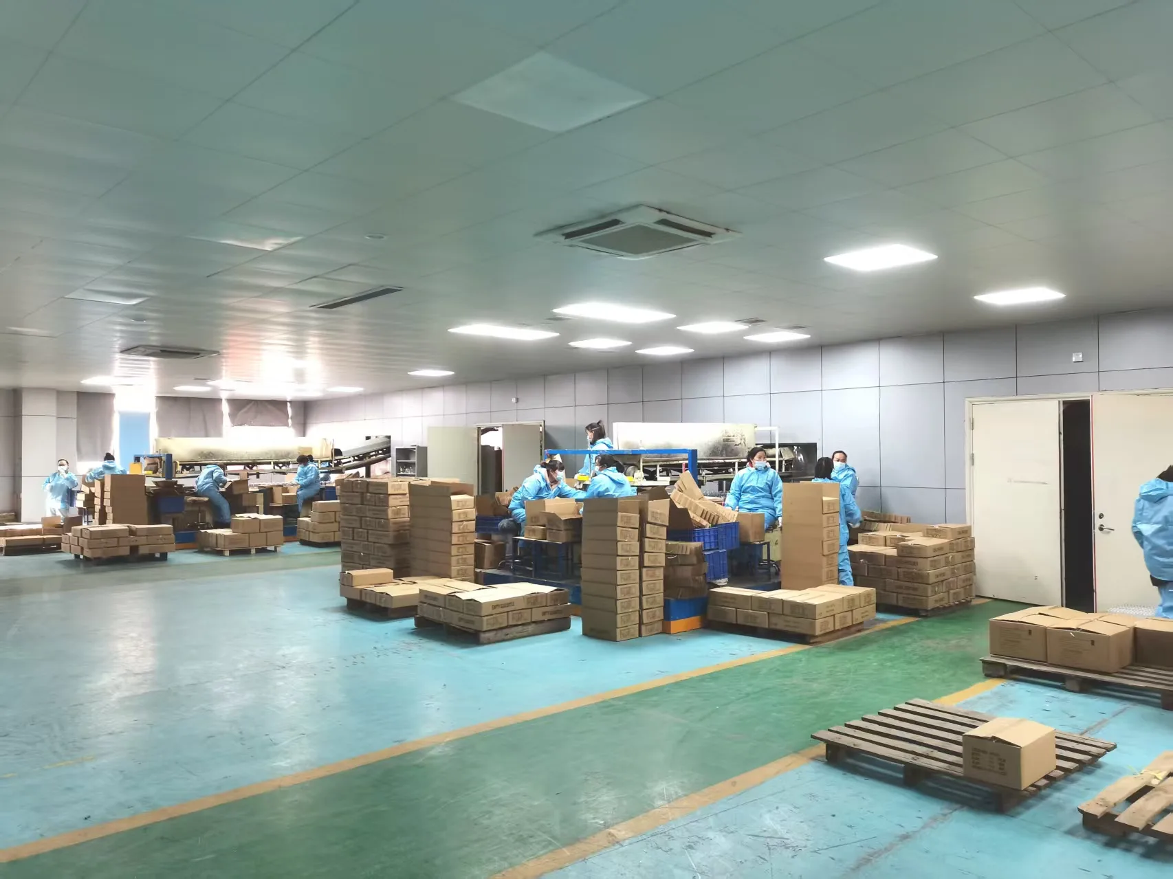 Glass bottle packing workshop for export cartons