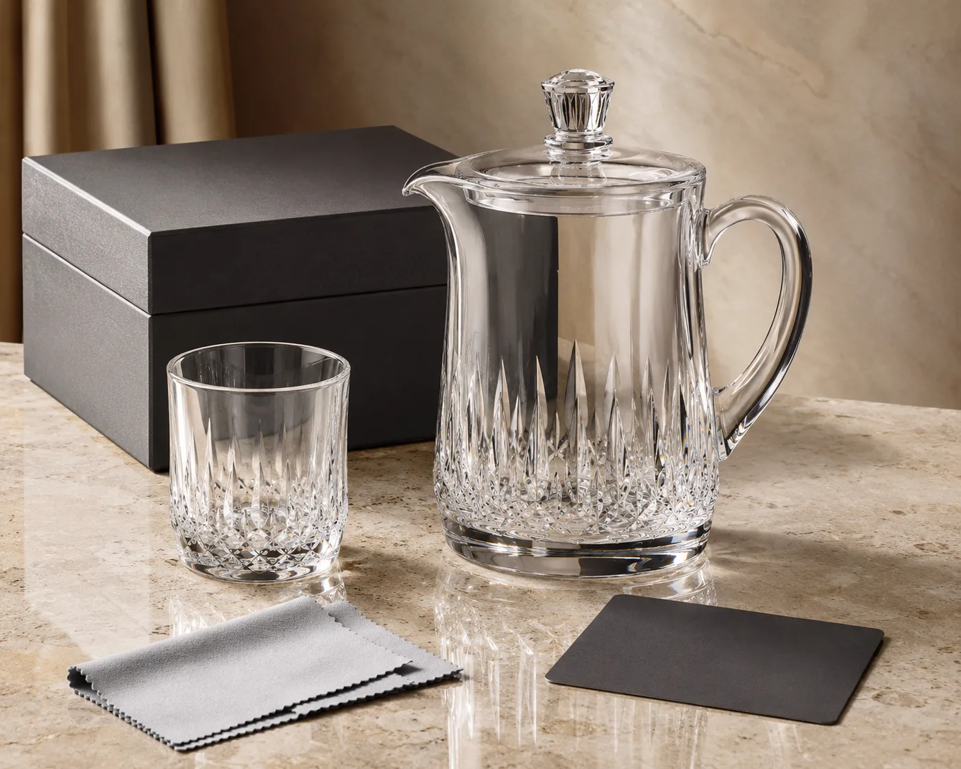 Geschliffene Glas-Wasserkaraffe aus einem sekundären Winkel mit sichtbarer Gesamtform.