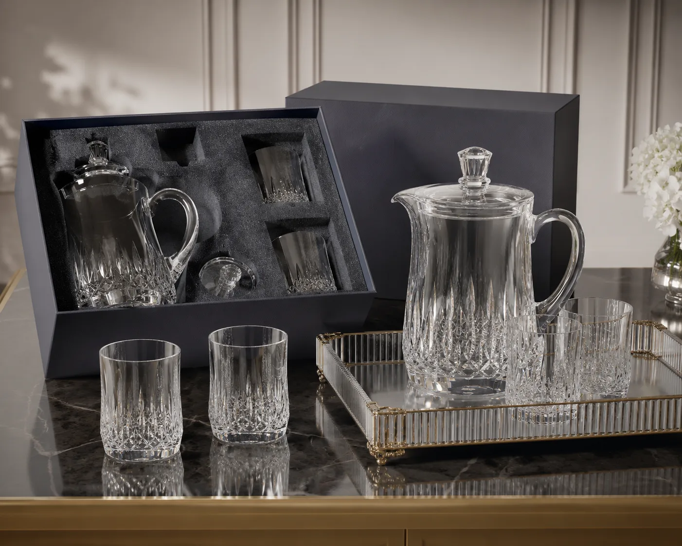 Nahaufnahme der geschliffenen Glas-Wasserkaraffe mit Rand, Sockel und facettiertem Detail.