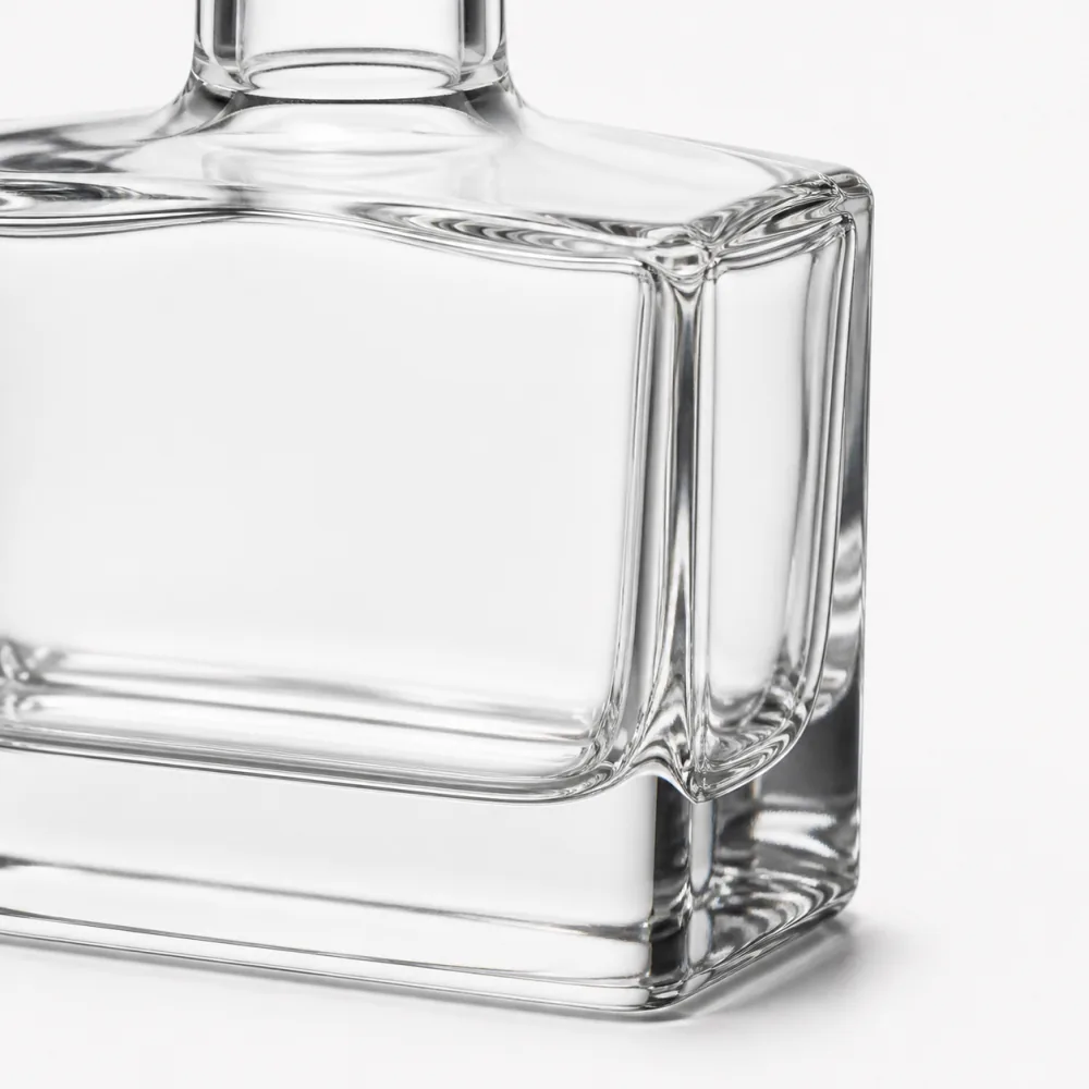 Heavy-Base Whiskey Glass Bottle with closure for liquor packaging - packing view