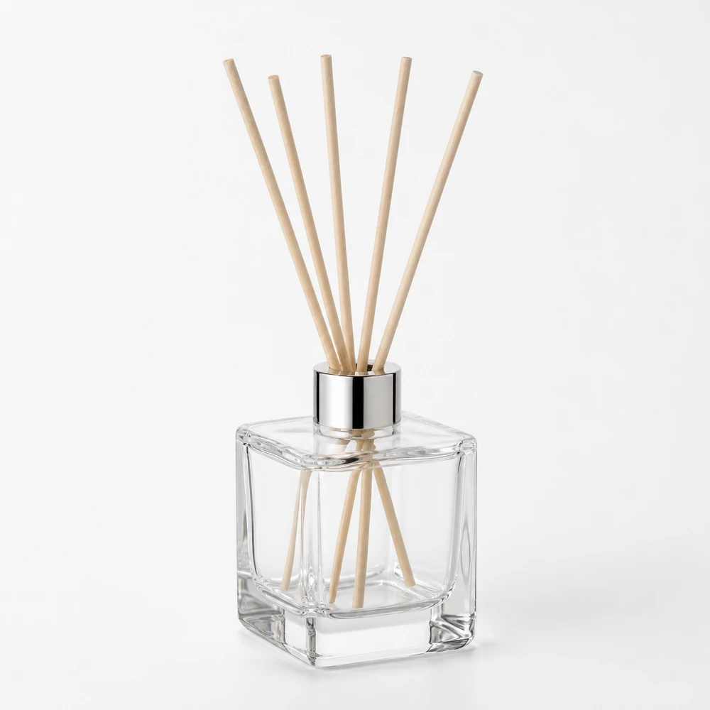 Crystal Reed Diffuser Bottle in high-clarity crystal glass - closure detail