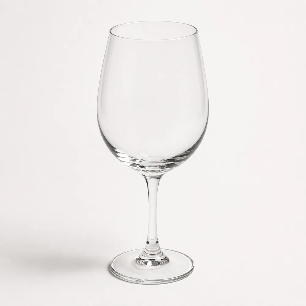 Wine Glass with smooth rim and stable base - closure detail