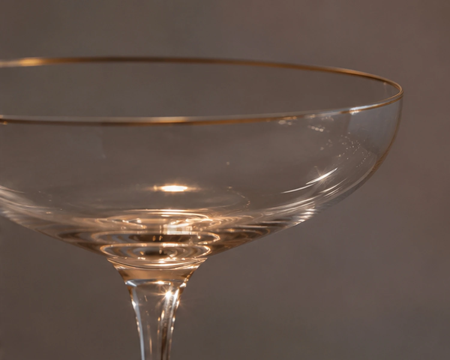 Cocktail Glass rim and base detail image showing glass clarity, rim finish and base structure