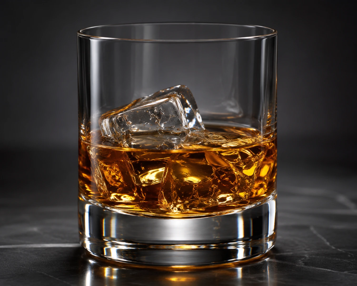 Whiskey Glass Tumbler rim and base detail image showing glass clarity, rim finish and base structure